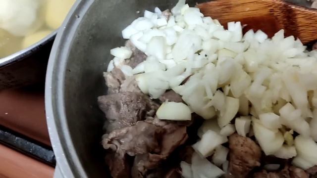 Закололи свинью// съели уши /в продаже петухи //коза в кофте /на обед СВЕЖАК / посетили библиотеку