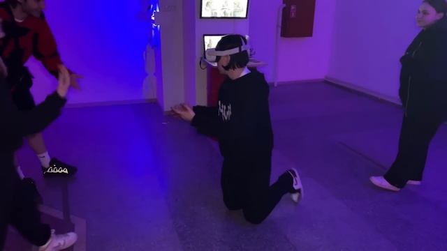 ПРИШЛИ к ДЕВОЧКАМ В VR КЛУБ / Кореш, Парадеевич, PLOHOYPAREN и FRAME TAMER смотреть онлайн