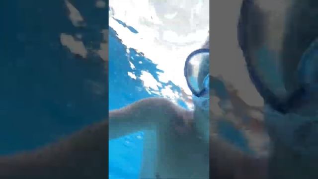 Подводная съёмка в бассейне смотреть онлайн