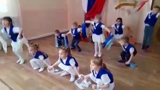Танец к 23 февраля "Наша армия самая сильная" (средняя группа) смотреть онлайн