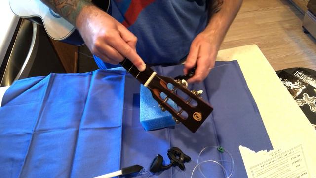 Slotted Headstock-Tie Bridge Ukulele String Change Tutorial смотреть онлайн