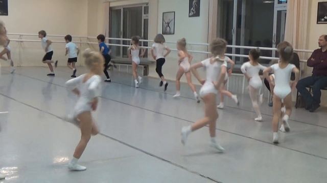 4 Часть.Урок балета для детей. Развитие данных у детей. Первые шаги в хореографии. Растяжка смотреть онлайн