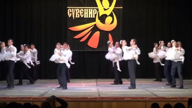 Танец пап с дочерями! Папули и доченьки танцуют нежный танец! Это любовь!! смотреть онлайн