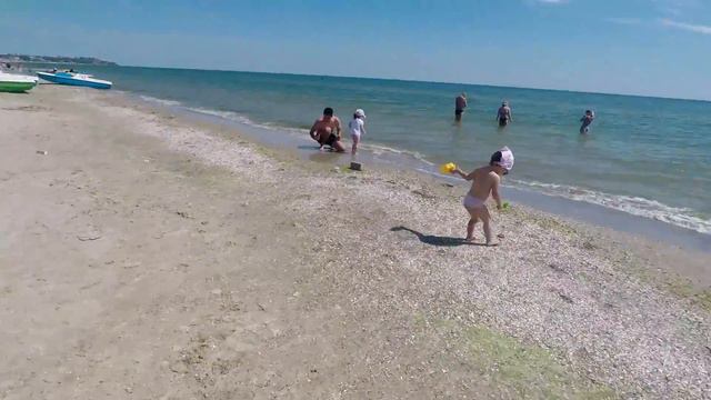 ВПЕРВЫЕ НА МОРЕ! НИКОЛЬ СПАСАЕТ МЕДУЗ! ИГРАЕМ В ПЕСКЕ смотреть онлайн