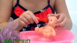 Купаем куклу пупсика в ванночке играем Bath time doll in the bath