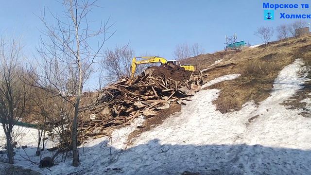 Процесс строительства лестницы с улицы 60 лет Октября на улицу Крузенштерна города Холмск смотреть онлайн