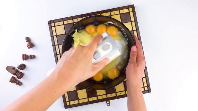 Складываем лист фольги и кладем в форму для выпечки. Роскошный десерт!