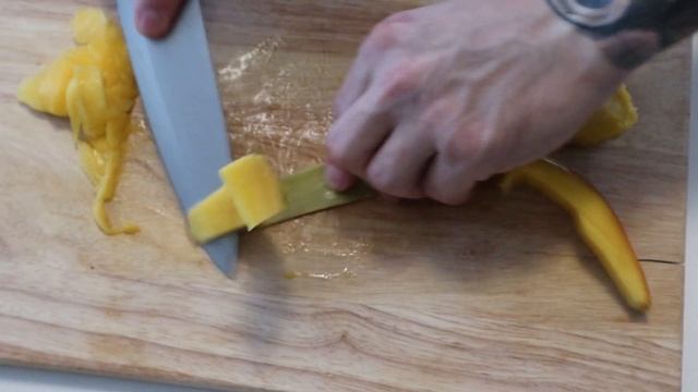 Как чистить манго легко и быстро! смотреть онлайн