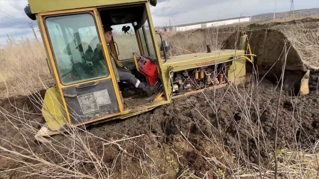 Безумный Тракторист "ПОКОРИЛ" Болото…Он ПЫТАЛСЯ Но Тоже УТОНУЛ. смотреть онлайн