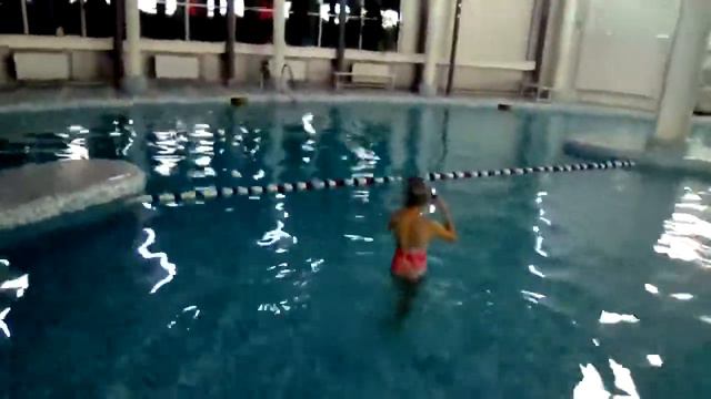 Бассейн-В Маске плавает и стоит на руках Дарья-Swimming in a mask смотреть онлайн