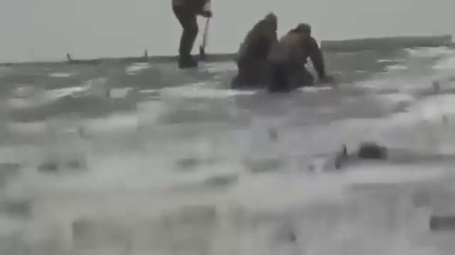 Видео как вывешивали украинский флаг на крыше аэропорта в Донецке смотреть онлайн
