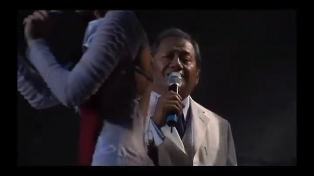 Susana Zabaleta y Armando Manzanero, Por Debajo De La Mesa, En Vivo смотреть онлайн