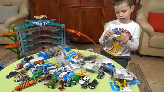 Распаковка машинок и пускаем с трека смотреть онлайн