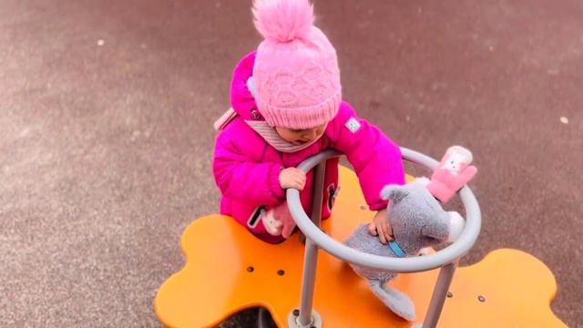 ПРИКЛЮЧЕНИЯ ЛЕРЫ И СОБАЧКИ БОМА НА ДЕТСКОЙ ПЛОЩАДКЕ смотреть онлайн