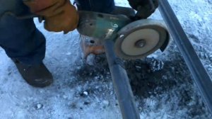 Как отрезать профильный уголок болгаркой(угловой шлифмашинкой).