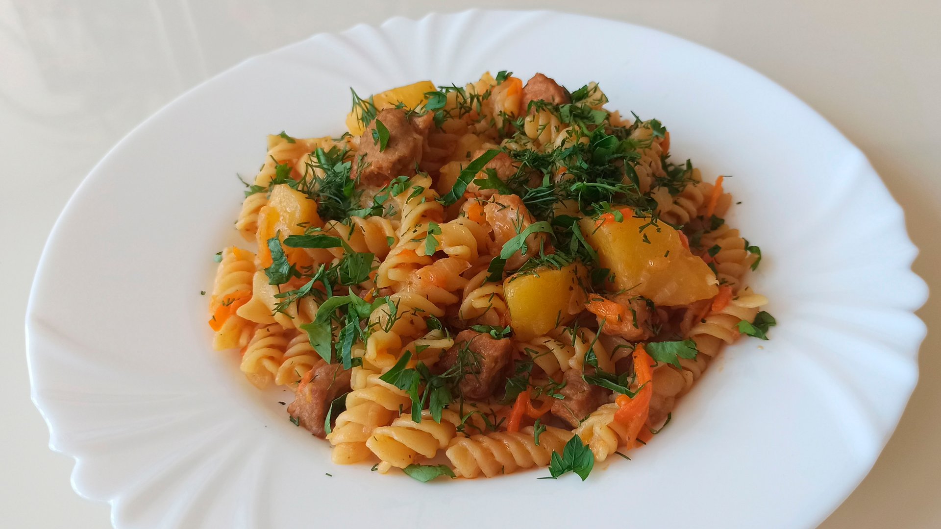 Макароны с мясом в превосходном соусе! Вкусное и ароматное блюдо! смотреть онлайн