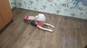 Дети занимаются гимнастикой