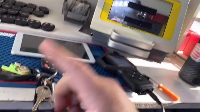 2013-2019 FORD TRANSIT UNIVERSAL REMOTE BY XHORSE-ON BOARD PROGRAM (VVDI KEY TOOL) смотреть онлайн