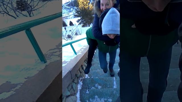 Алматы, каток медео, несёт девушку на ступеньках 2017 смотреть онлайн