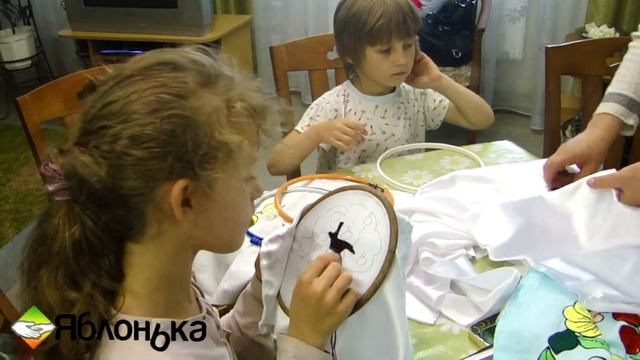 Аня вышивает смотреть онлайн