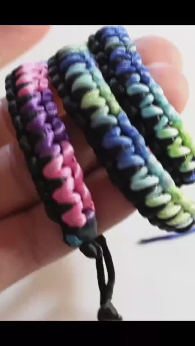 Как сплести браслет из атласных шнуров.