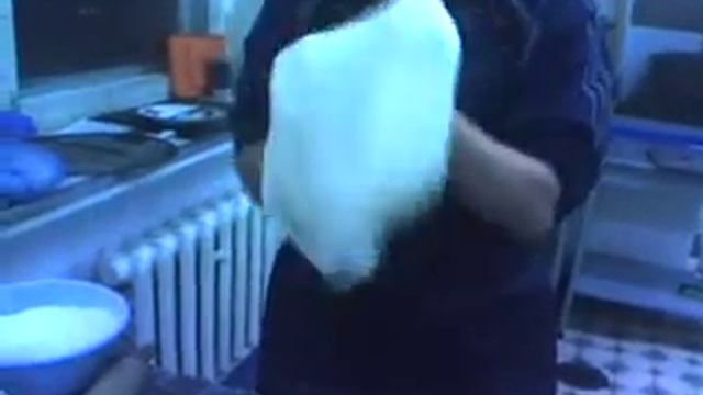 Раскатка теста скалкой смотреть онлайн