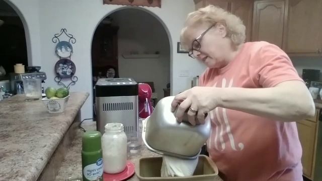 How to make easy sourdough bread using a bread maker. смотреть онлайн