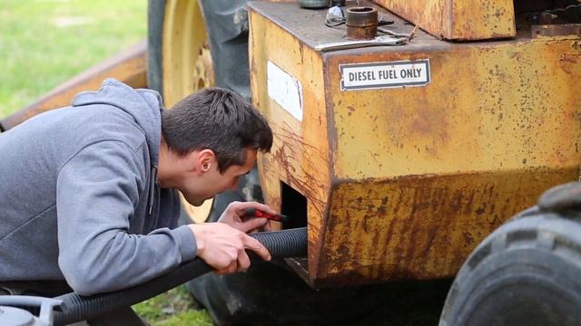 Cleaning the INSIDE of a Diesel Fuel Tank on a Backhoe [Dynahoe 160 Part 8] смотреть онлайн