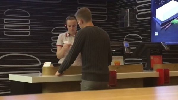 КАК БЕСПЛАТНО КУШАТЬ В МАКДОНАЛДС?? / SanSanich |