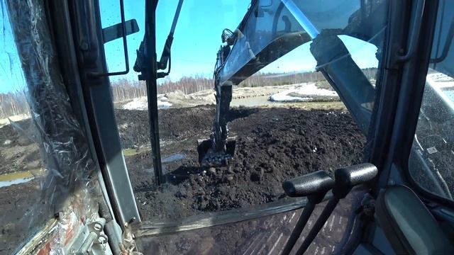 Перекидываю землю на экскаваторе Volvo 210.