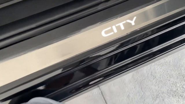 พรีวิว CITY HATCHBACK SV สีดำมุก (ติดชุดแต่งรอบคันแบบท่อคู่และใส่กระจังหน้า RS) смотреть онлайн