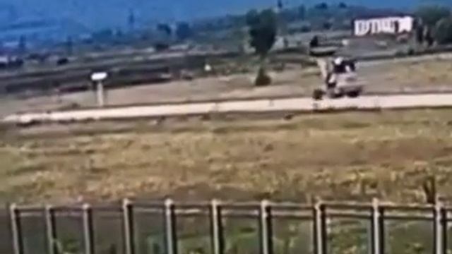 Водитель погрузчика катал друзей в ковше и переехал их смотреть онлайн