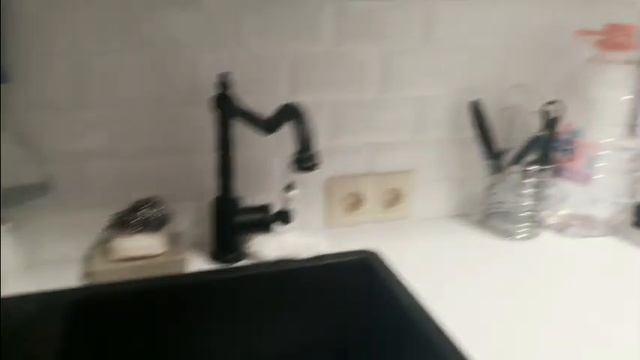 Дорогой ремонт и старый бюджетный вариант в одинаковых малогабаритных квартирах. смотреть онлайн