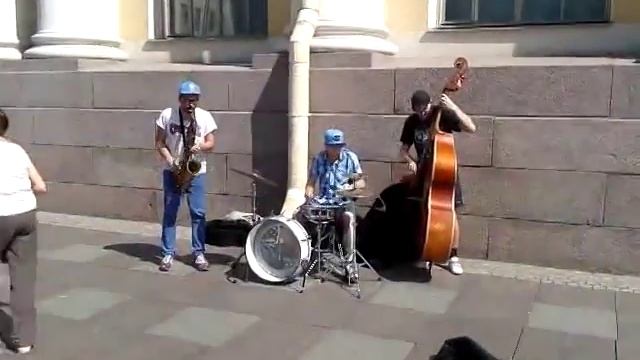 Уличные музыканты играют веселый джаз смотреть онлайн