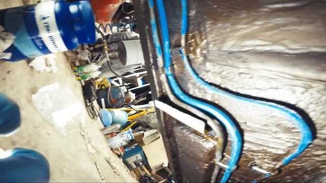 ДЕНЬ И НОЧЬ В ЯМЕ ПОД BMW e34 540 Установка теплозащит и переднего стабилизатора #28 смотреть онлайн