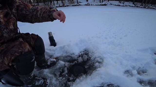 РАЗДАЧА ПЛОТВЫ В ГЛУХОЗИМЬЕ, БЕЗМОТЫЛКА, СНАРЯГА. смотреть онлайн