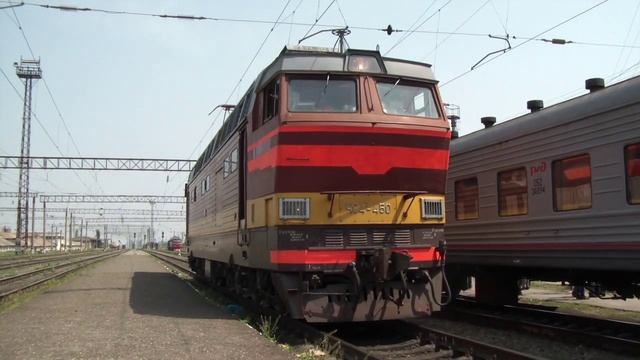 Электровоз ЧС4Т-450 прицепляется к поезду смотреть онлайн