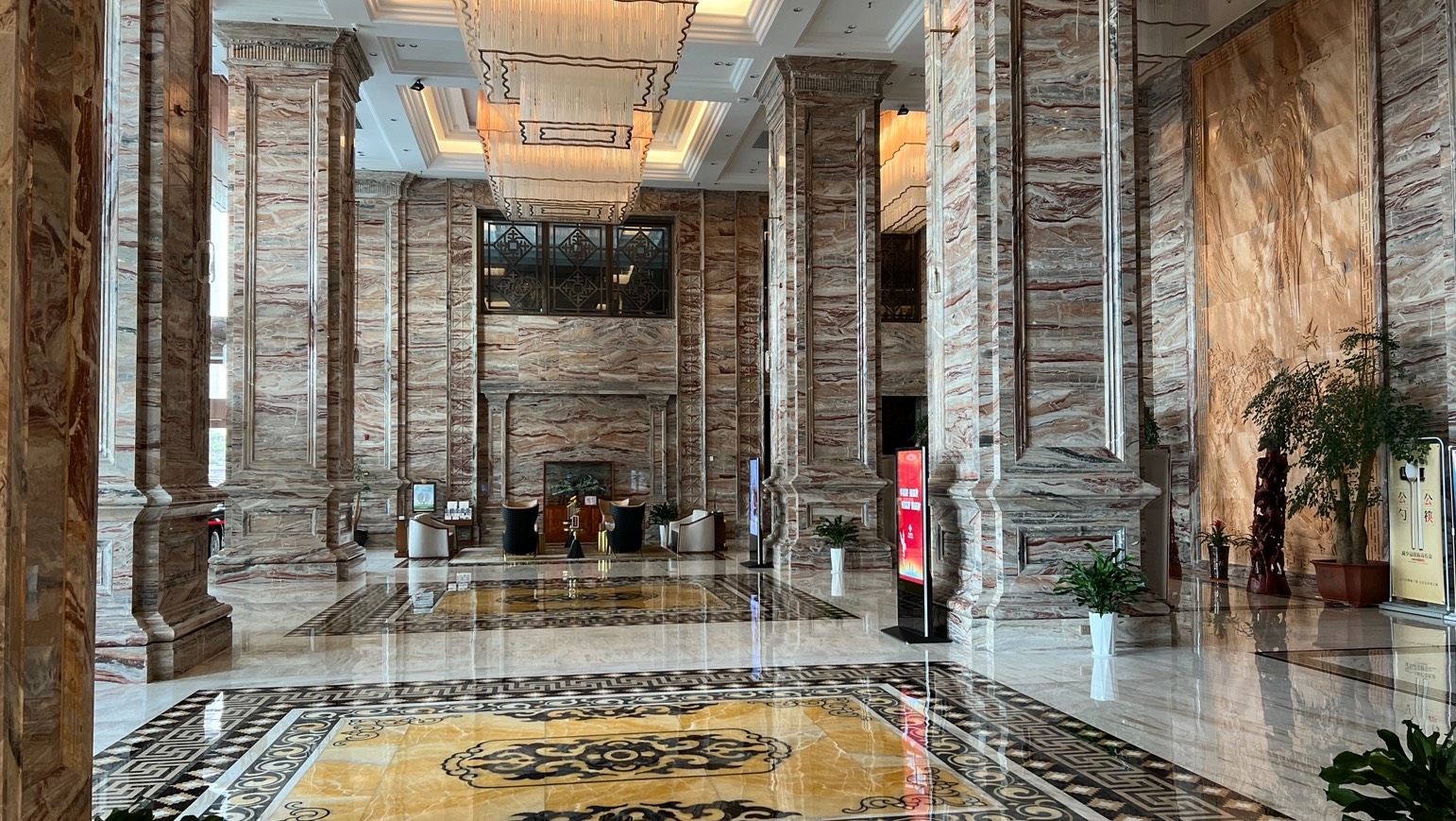 Отели в Китае. Китайская гостиница вся в мраморе и камнях. JinLing Grand Hotel. (Дзянсу). смотреть онлайн