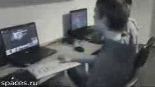 Не играйте детки в компьютерные игры, :-D смачный удар клавиатурой хахаха смотреть онлайн
