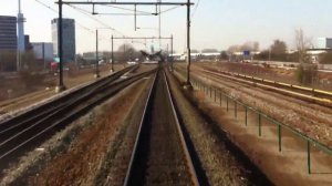 Вид из окна кабины машиниста скоростного поезда в Европе Амстердам Голландия Нидерланды