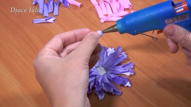 Георгины из атласных лент.МАСТЕР- КЛАСС / Flower of ribbon / Djuce Julia смотреть онлайн