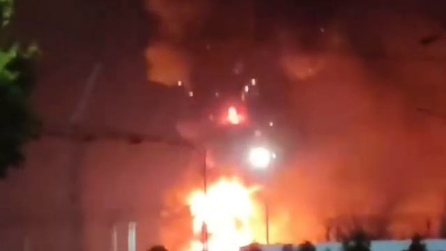Крупный пожар в Сергелийском районе Ташкента смотреть онлайн