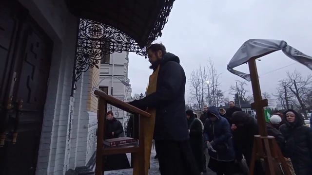 🛑Активісти знову почали навідуватися до стін Лаври під час молебню захисників обителі смотреть онлайн