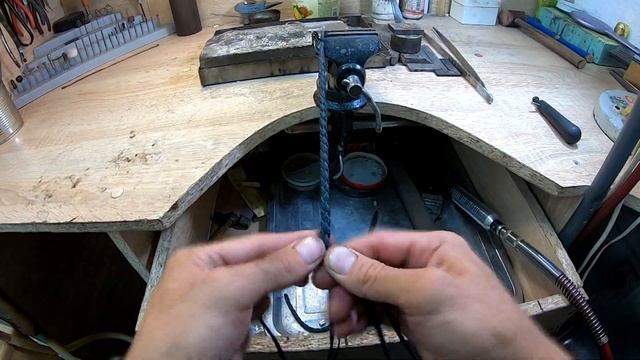 Плетение шнурка из 4 полос. Плетеный шнурок.процесс плетения