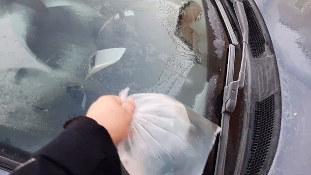 Как быстро отогреть стекло на машине. смотреть онлайн