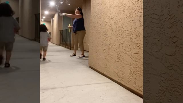 Во время вируса нашли место для мыльных пузырей смотреть онлайн