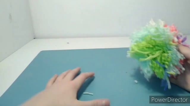 DIY: Яркие помпоны из ниток (шерсти) своими руками. Делаем их на руке и на стуле. смотреть онлайн