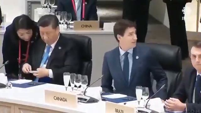 Премьер-министр Канады хотел поздороваться с президентом Бразилии, но был открыто проигнорирован! смотреть онлайн