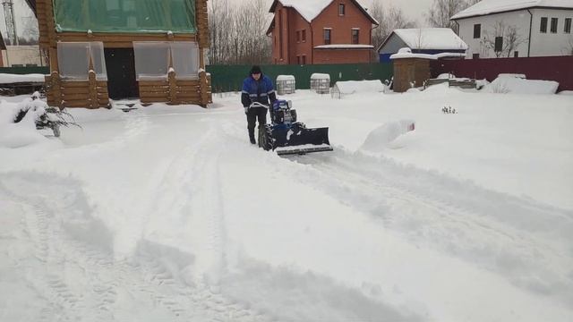Чистка глубокого снега отвалом на резине Petlas смотреть онлайн