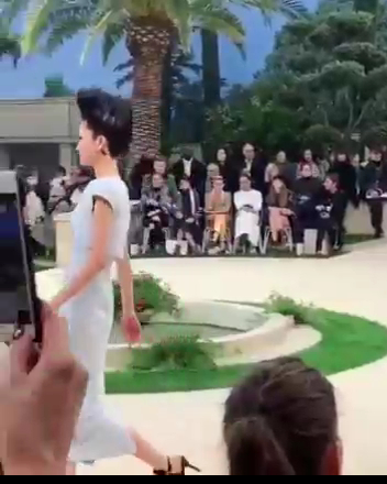 Кристен на показе Chanel в Париже 2 смотреть онлайн